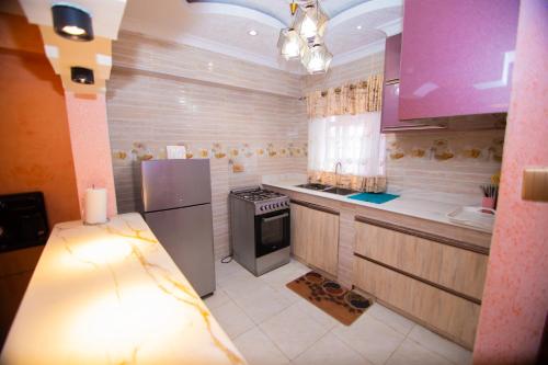 Η κουζίνα ή μικρή κουζίνα στο Private Three-Bedroom House in Nairobi, Kenya