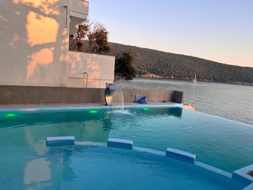 ein großes Schwimmbad mit Springbrunnen in der Unterkunft ALOHA Beach front Vacation Rental in Ulcinj