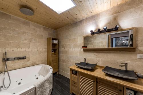 une salle de bain avec une baignoire et un lavabo et une baignoire dans l'établissement Le duplex des pentes AIL, à Lyon