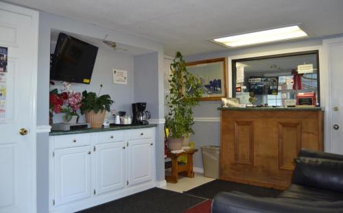 a living room with white cabinets and a tv at Motel Jesup in Jesup