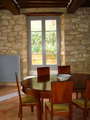 a dining room with a table and chairs and a window at Le Antiche Mura in Semproniano