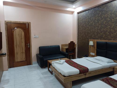 Ein Bett oder Betten in einem Zimmer der Unterkunft HOTEL SUDAKSHINA by ROH