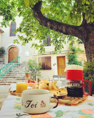 - une table avec une tasse de café et une assiette de nourriture dans l'établissement Charmante maison de village verdon, à Baudinard