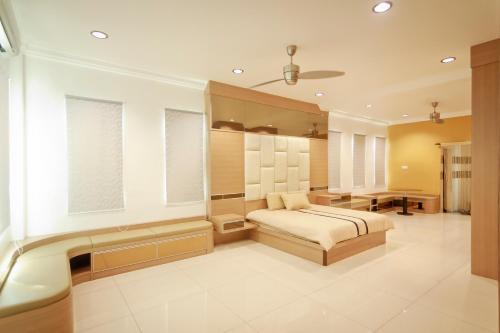 - une chambre avec un lit et 2 fenêtres dans l'établissement LSH Rest House, à Jitra