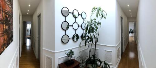 un couloir avec un bouquet de miroirs sur le mur dans l'établissement Expérience Inouïe à Orléans !, à Orléans