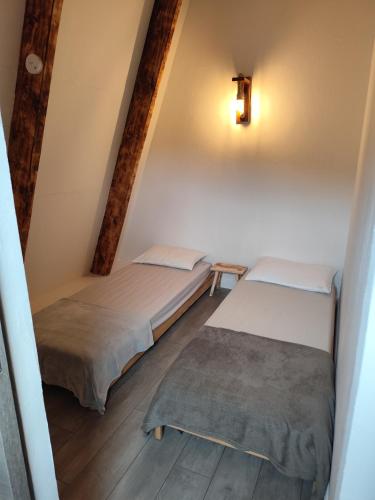 - 2 lits dans une petite chambre avec un escalier dans l'établissement Appartement Greoliere les neiges avec exterieur, à Gréolières