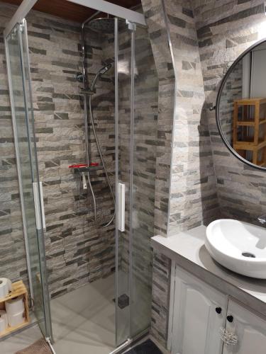une douche en verre dans une salle de bain avec un lavabo dans l'établissement Appartement Greoliere les neiges avec exterieur, à Gréolières
