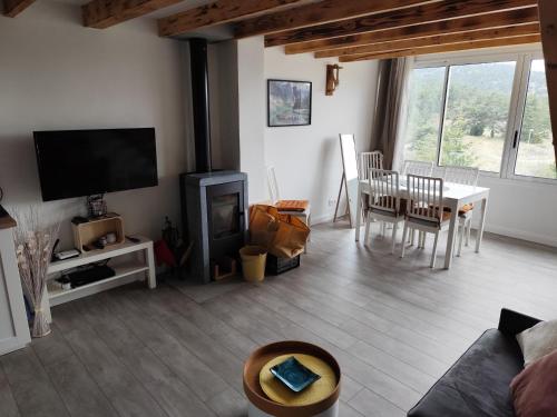 TV a/nebo společenská místnost v ubytování Appartement Greoliere les neiges avec exterieur
