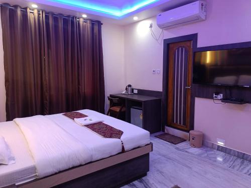 Ein Bett oder Betten in einem Zimmer der Unterkunft HOTEL SUDAKSHINA by ROH