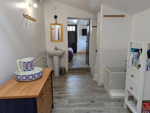 une salle de bain avec un lavabo, des toilettes et une baignoire dans l'établissement La Maison De Mon Enfance, à Magnac-Lavalette