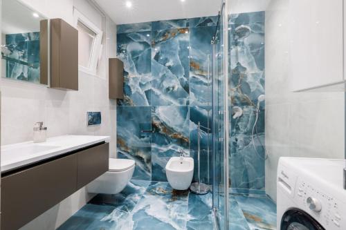 une salle de bains avec douche, toilettes et lavabo dans l'établissement Kuca Nena, à Crikvenica