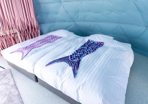 a bed with two star fish on it at Sugar Beach Oarai in Oarai