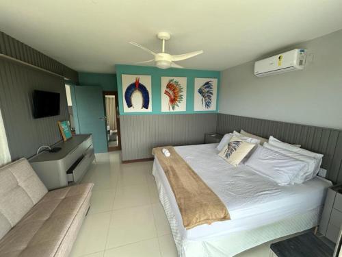 a bedroom with a bed and a ceiling fan at Casa com piscina área gourmet Enseada Azul in Guarapari