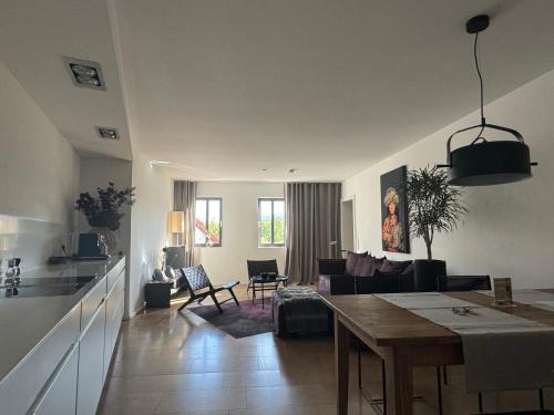 a kitchen and a living room with a dining table at Loblocher Hof in Neustadt an der Weinstraße