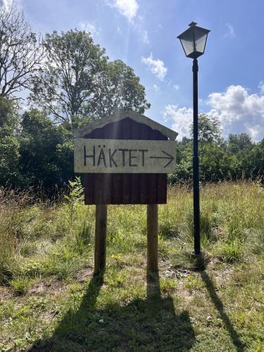 a sign that says harriet next to a street light at Bergby Herrgård in Grisslehamn