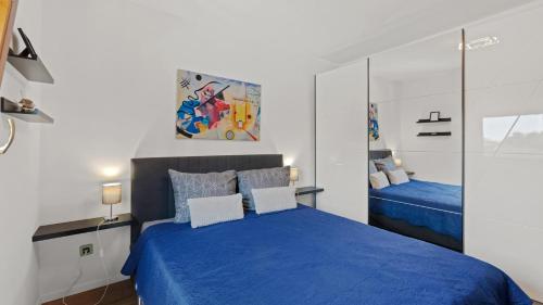 una camera da letto con un letto blu e uno specchio di Villa Zivolic by Villas Holiday a Bičići
