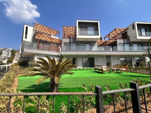 Un gran edificio con una palmera delante. en Derya's Villa, en Milas