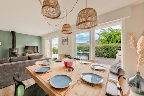 une salle à manger avec une table et des chaises en bois dans l'établissement À 250m de la plage - Grande maison pour 8, à Arzon