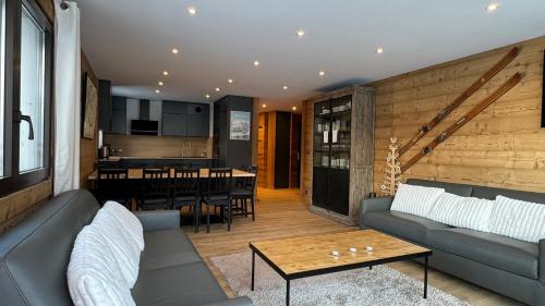 un salon avec un canapé et une table dans l'établissement Appartement Résidence Ourse Bleue, à Courchevel