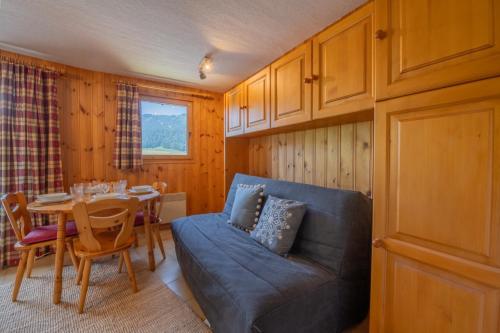 un salon avec un canapé et une table dans l'établissement Apartment Eterlou - Snow and Trek, à Morzine