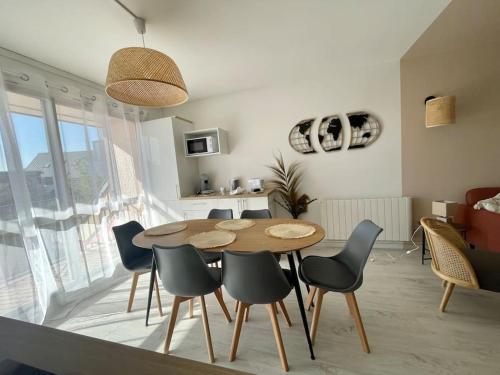 une salle à manger avec une table et des chaises dans l'établissement Rouen Saint Julien - L'Esprit village, à Rouen