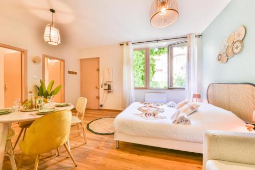 une chambre avec un lit et une table et une salle à manger dans l'établissement L'escale - proche Homme de Fer, à Strasbourg