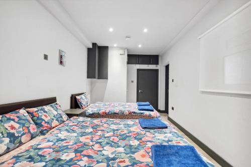 ロンドンにあるCozy London Apartmentの部屋にベッドが2つある寝室