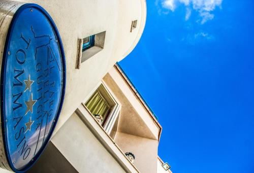 Balcone o terrazza di Hotel Il Faro Della Guitgia Tommasino