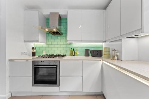Azalea Apartment Home comforts by the riverにあるキッチンまたは簡易キッチン