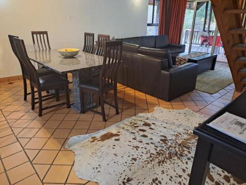 Ruang duduk di Ekuthuleni River Front Chalets Hoedspruit