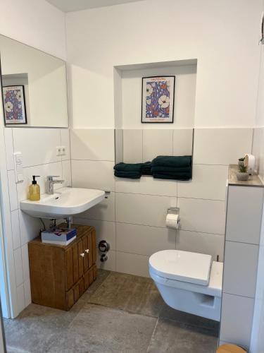 Ένα μπάνιο στο FeWo Brauel am Nordpfad Zevener Geest - Ruhige, moderne 2 Zimmer Wohnung, Ladestation, Parkplatz, Wlan, Garten