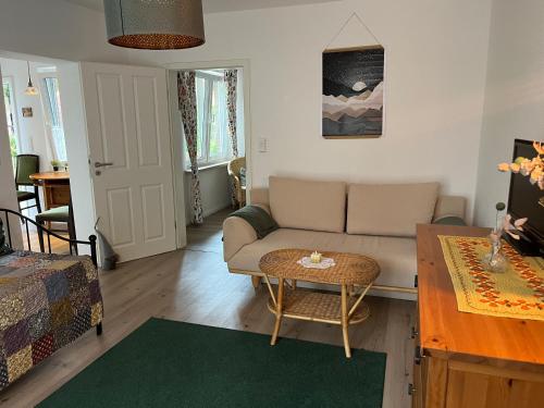 Χώρος καθιστικού στο FeWo Brauel am Nordpfad Zevener Geest - Ruhige, moderne 2 Zimmer Wohnung, Ladestation, Parkplatz, Wlan, Garten