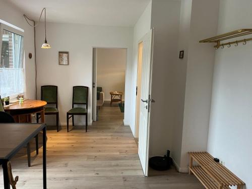 Χώρος καθιστικού στο FeWo Brauel am Nordpfad Zevener Geest - Ruhige, moderne 2 Zimmer Wohnung, Ladestation, Parkplatz, Wlan, Garten