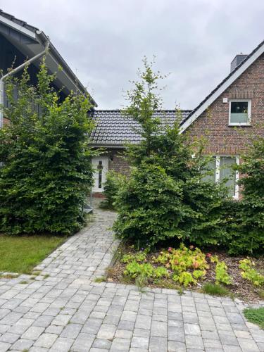 Κήπος έξω από το FeWo Brauel am Nordpfad Zevener Geest - Ruhige, moderne 2 Zimmer Wohnung, Ladestation, Parkplatz, Wlan, Garten