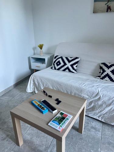 - un salon avec une table basse et un lit dans l'établissement T2 rénové avec terrasse au cœur des Cévennes, à Saint-Germain-de-Calberte