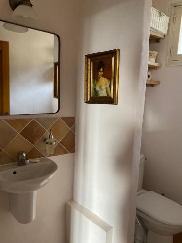 une salle de bain avec un lavabo et un miroir dans l'établissement Mas Colorelle, à Puy-lʼÉvêque