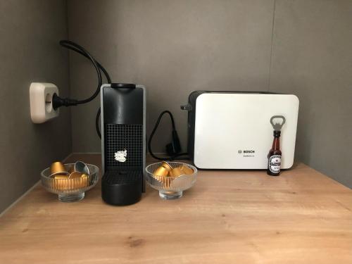 Una cafetera y dos tazones de huevos en un mostrador en Central Elegance Apartment, en Timisoara