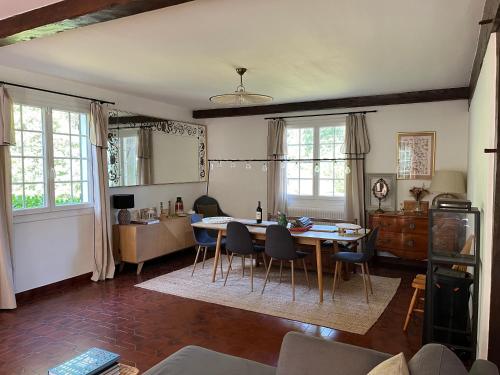 un salon avec une table et des chaises de salle à manger dans l'établissement Maison familiale, grand jardin, à La Ferté-Imbault