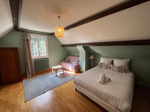 une chambre avec un lit et une chaise dans l'établissement Maison familiale, grand jardin, à La Ferté-Imbault