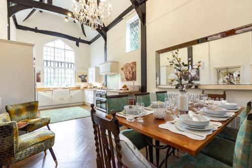 a kitchen and dining room with a table and chairs at Dorney Windsor Legoland 5 Star Stay for upto 14 guests in Dorney