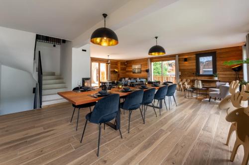 une salle à manger avec une longue table et des chaises dans l'établissement Chalet Chinook, à Morzine