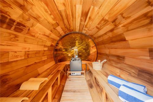 Cette chambre se trouve dans une cabane en rondins dotée d'une télévision. dans l'établissement Chalet Chinook, à Morzine