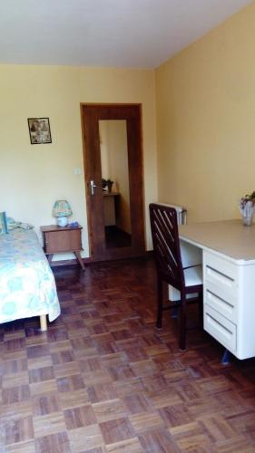 - une chambre avec un bureau, un lit et une table dans l'établissement Aou Routé, à Auriébat