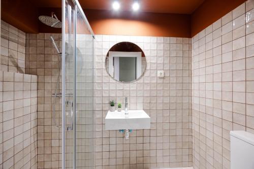 une salle de bain avec un lavabo et une douche dans l'établissement Apartamentos Turísticos Insulae , by CartagenaSpain, à Carthagène