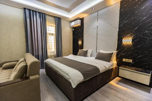 Postel nebo postele na pokoji v ubytování Firdavsi Hotel