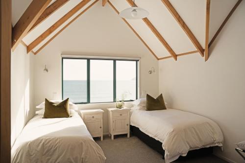 Postel nebo postele na pokoji v ubytování Sunlit Bay Villas