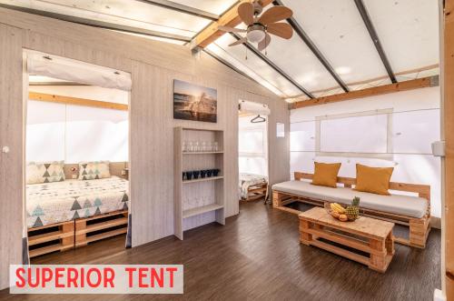 ein Schlafzimmer mit zwei Betten und einem Deckenventilator in der Unterkunft Glamping Tents | Losinj | Camp Čikat in Mali Lošinj
