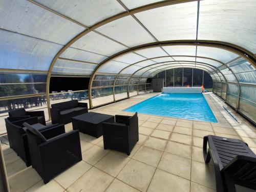 une vue aérienne d'une piscine dans un immeuble dans l'établissement Villa au calme, piscine couverte chauffée 365j, à Thiberville