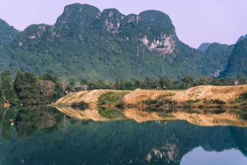 a view of a river with mountains in the background at Chay Lap Farmstay Phong Nha in Ðá Lòn