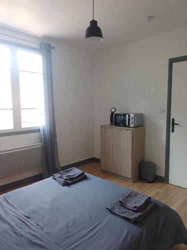 une chambre avec un lit avec deux serviettes dessus dans l'établissement Les chambres du Montagut, à Saint-Sauveur-de-Montagut